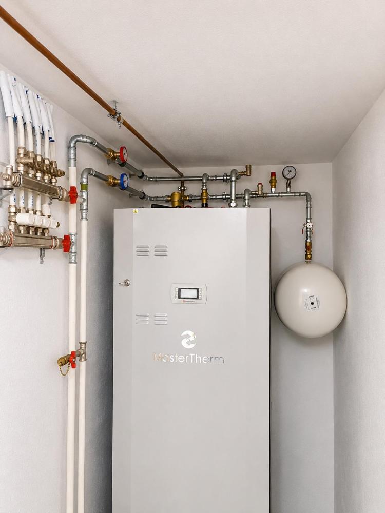 Pompe à chaleur installée par GRD dans un local technique