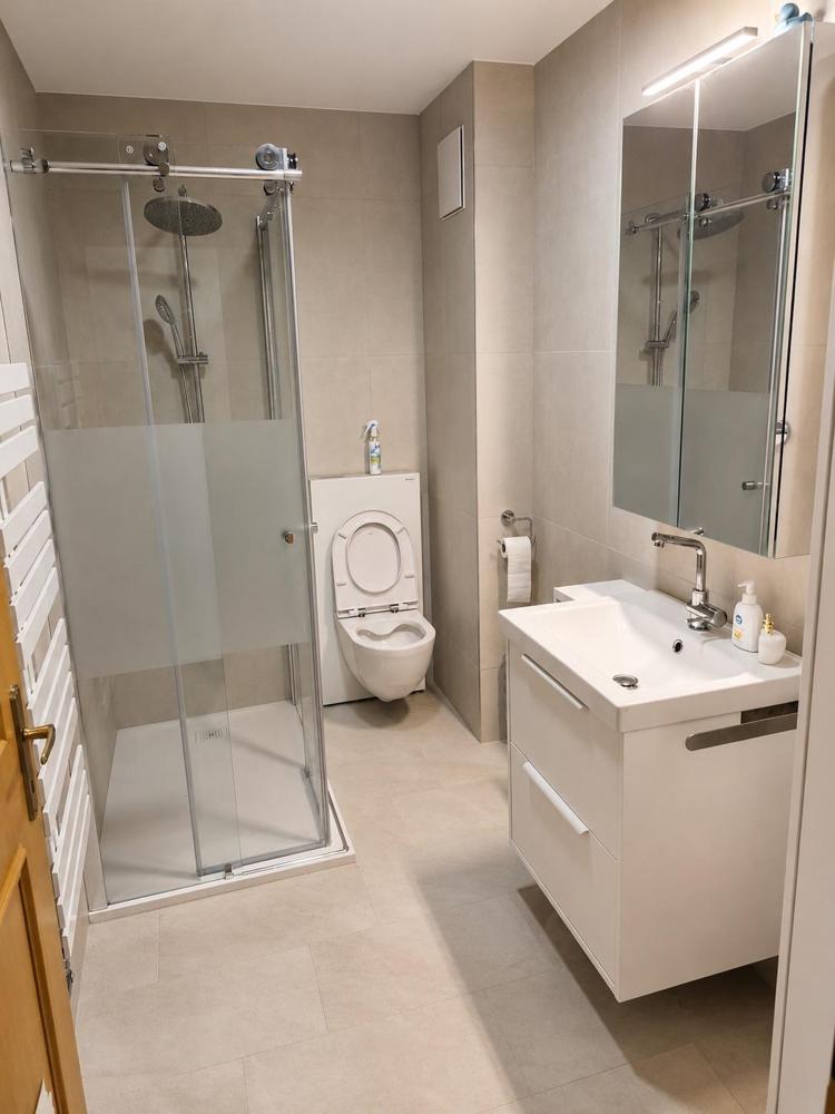 Salle d'eau installée par GRD : cabine de douche, WC suspendu et meuble vasque