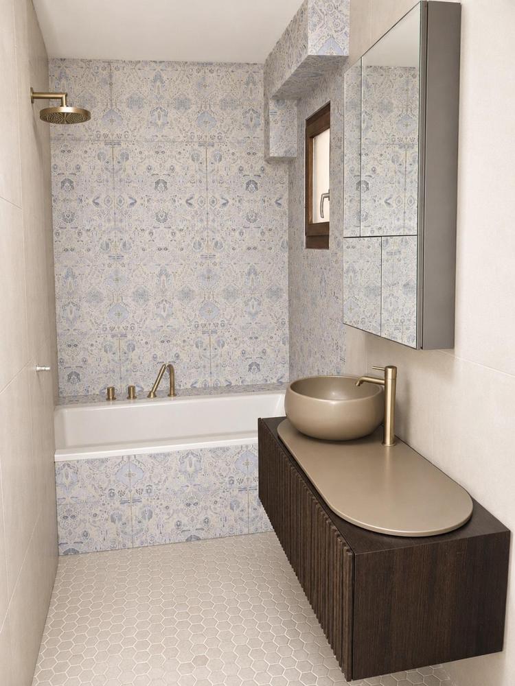 Salle de bain rénovée par GRD : baignoire, vasque à poser et robinetterie couleur laiton