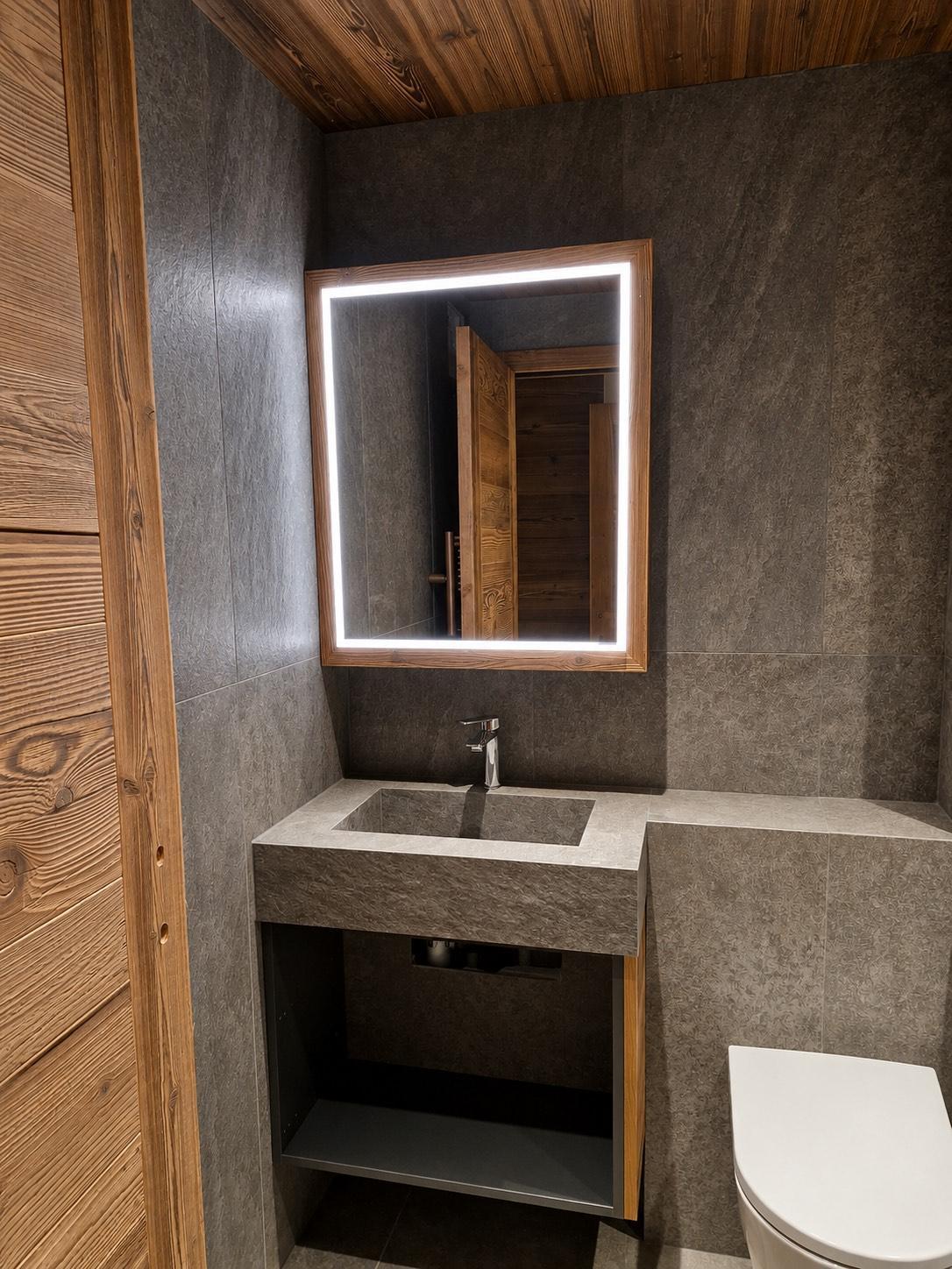 Salle de bain réalisée par GRD : vasque en pierre et meuble en bois