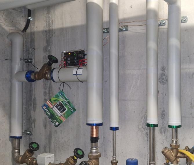 Boîtier Vulcan S25 et bandes d'impulsions posés sur la même conduite d'eau